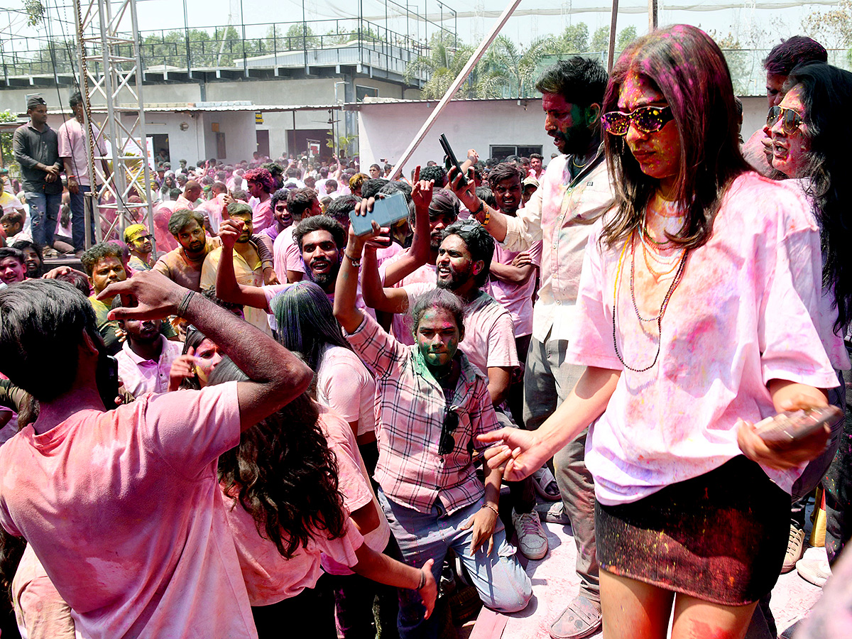 holi_202025_20celebrations_20in_20hyderabad_20HD_20photos__20_283_29.jpg 3