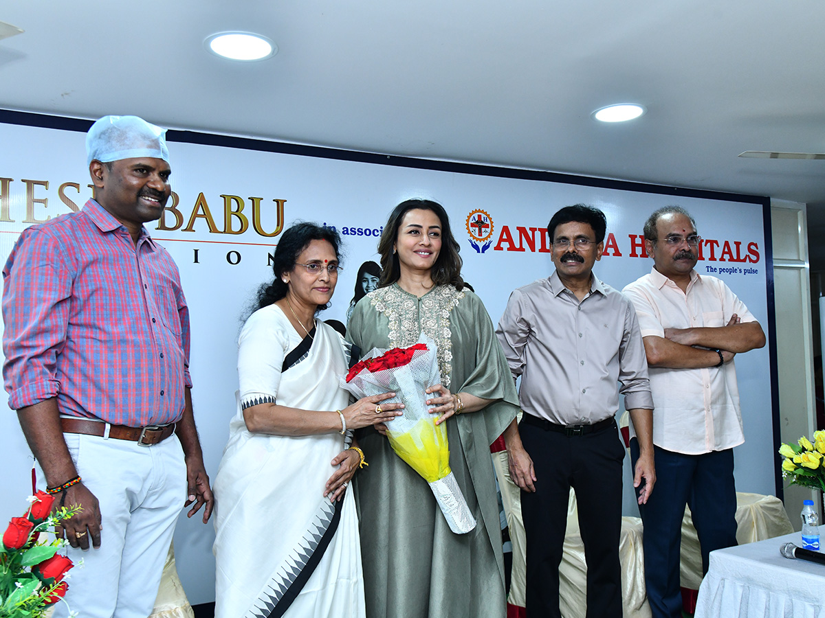 Mahesh_20Babu_20Wife_20Namrata_20Shirodkar_20at_20Vijayawada__20_284_29.jpg 4