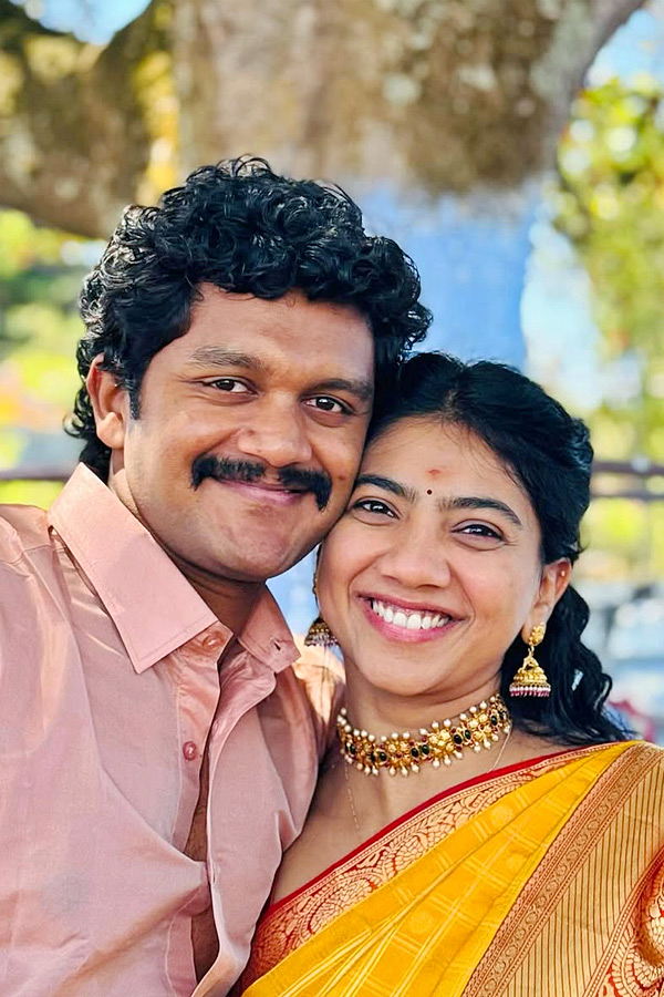 Actress_20Sai_20Pallavi_20and_20her_20sister_2CPooja_20Kannan_20Rocks_20In_20Wedding_20Photos_20_2810_29.jpg 11