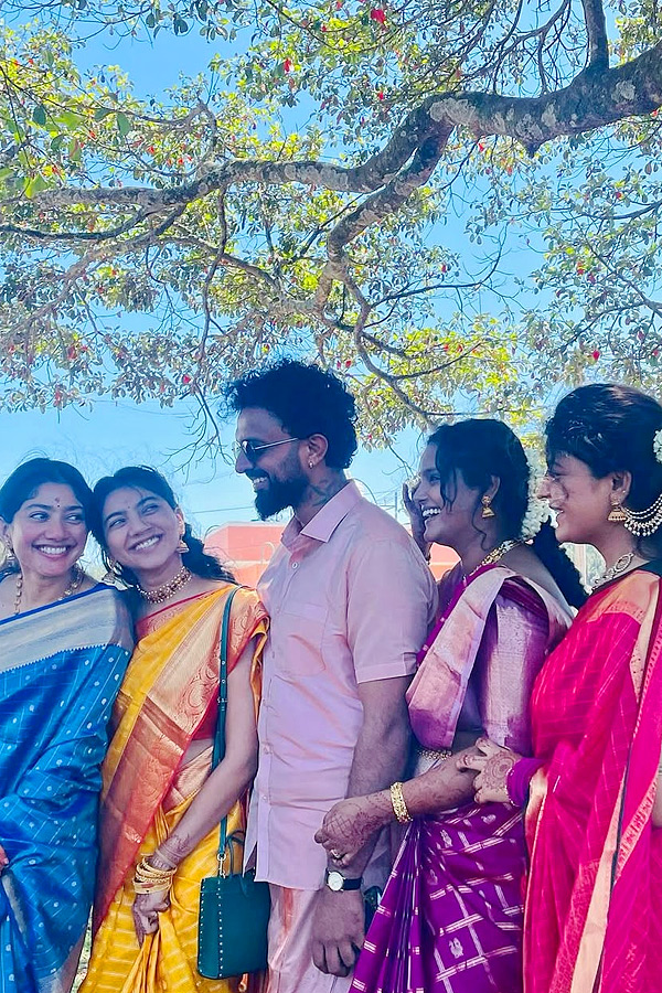 Actress_20Sai_20Pallavi_20and_20her_20sister_2CPooja_20Kannan_20Rocks_20In_20Wedding_20Photos_20_283_29.jpg 4