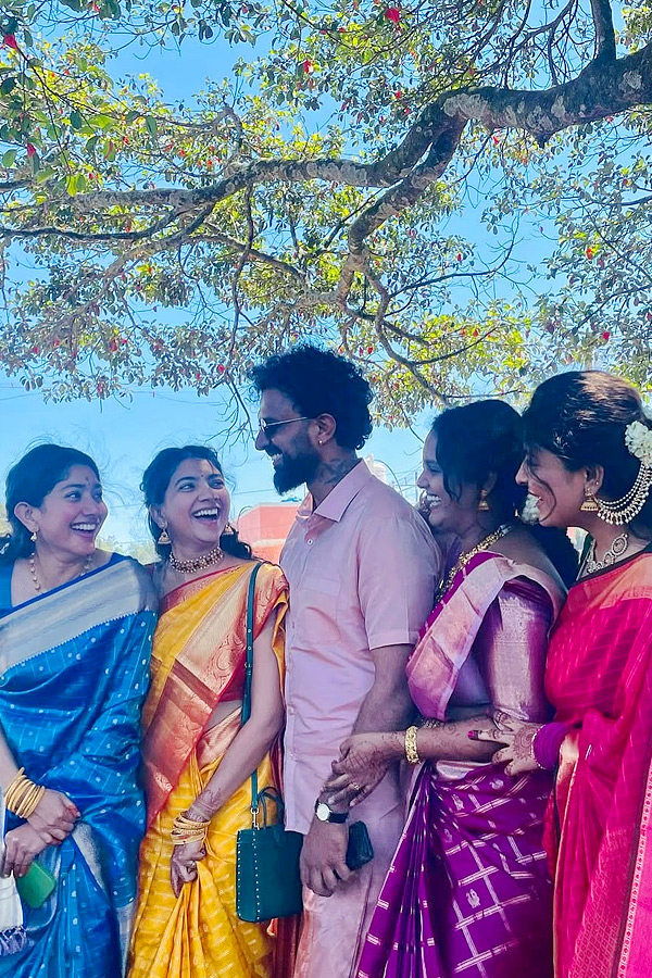 Actress_20Sai_20Pallavi_20and_20her_20sister_2CPooja_20Kannan_20Rocks_20In_20Wedding_20Photos_20_285_29.jpg 6