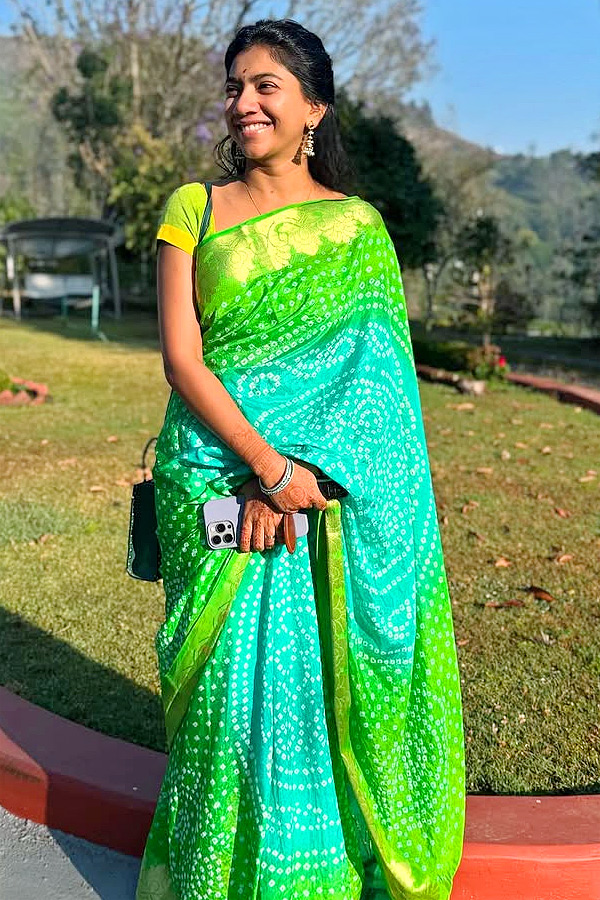 Actress_20Sai_20Pallavi_20and_20her_20sister_2CPooja_20Kannan_20Rocks_20In_20Wedding_20Photos_20_287_29.jpg 8