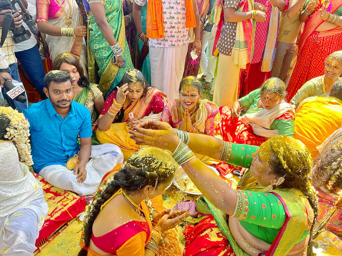Transgenders_20Marriage_20On_20Occasion_20Of_20Sri_20Rama_20Navami_20At_20Vemulawada__20_287_29.jpg 7