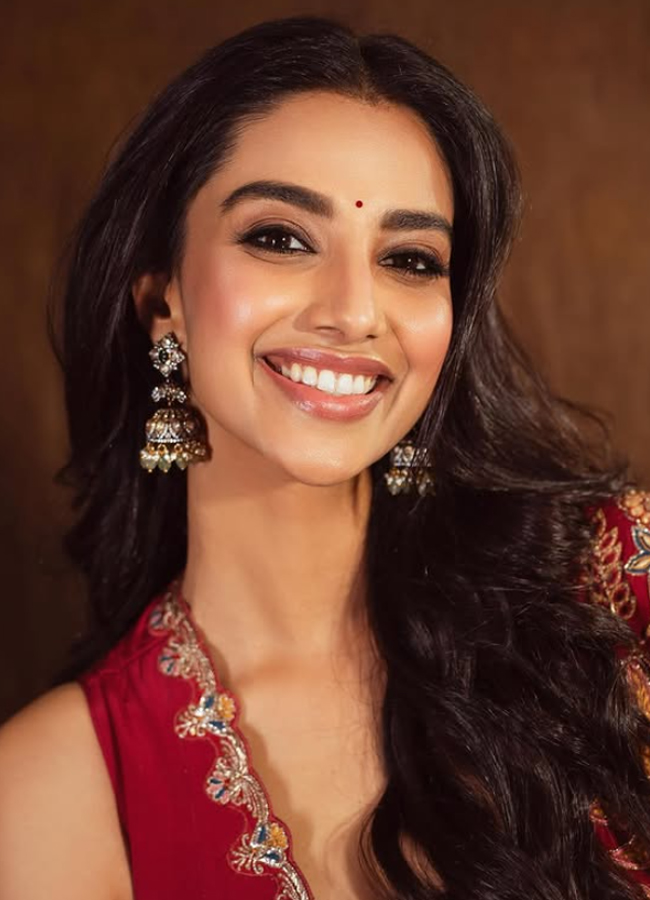 Meenakshi_20Chaudhary_20Boss_20Lady_20Look_20in_20a_20Stylish_20Suit_20photos_20_2810_29.jpg 11