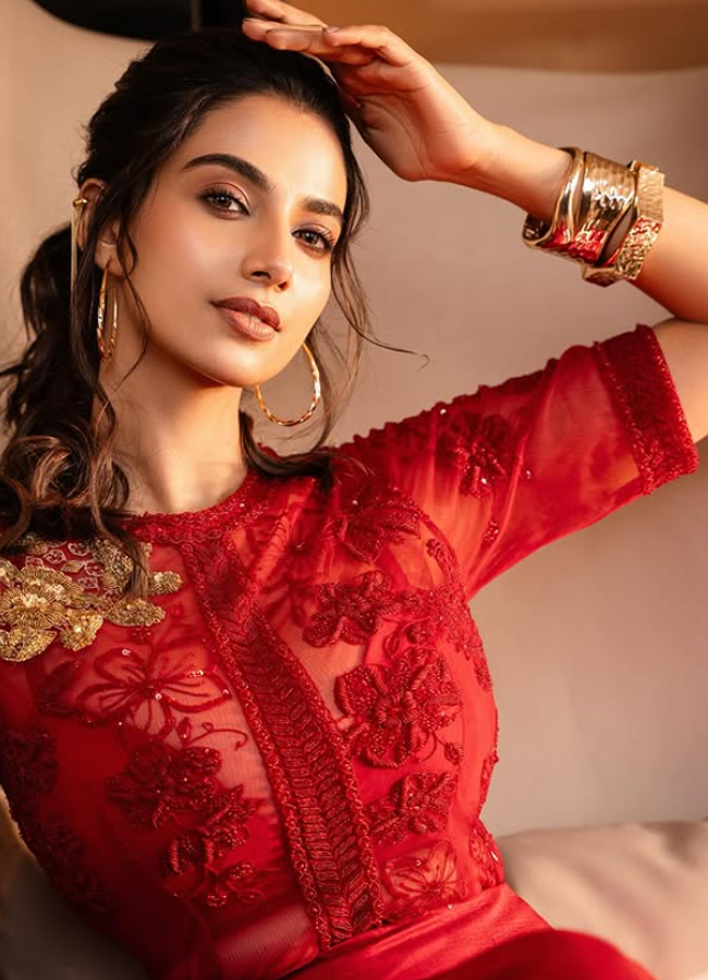 Meenakshi_20Chaudhary_20Boss_20Lady_20Look_20in_20a_20Stylish_20Suit_20photos_20_283_29.jpg 4