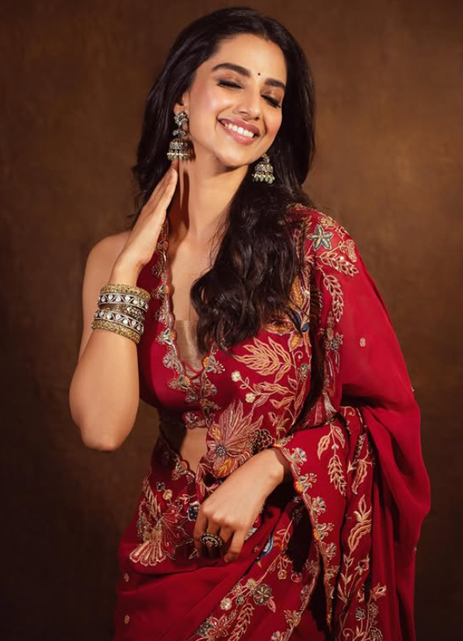 Meenakshi_20Chaudhary_20Boss_20Lady_20Look_20in_20a_20Stylish_20Suit_20photos_20_286_29.jpg 7