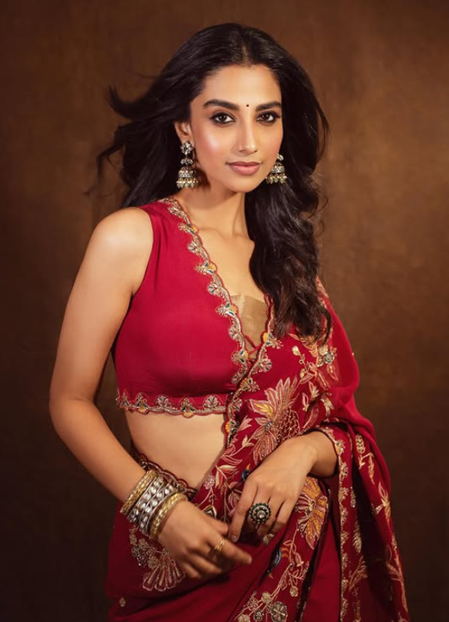 Meenakshi_20Chaudhary_20Boss_20Lady_20Look_20in_20a_20Stylish_20Suit_20photos_20_287_29.jpg 8