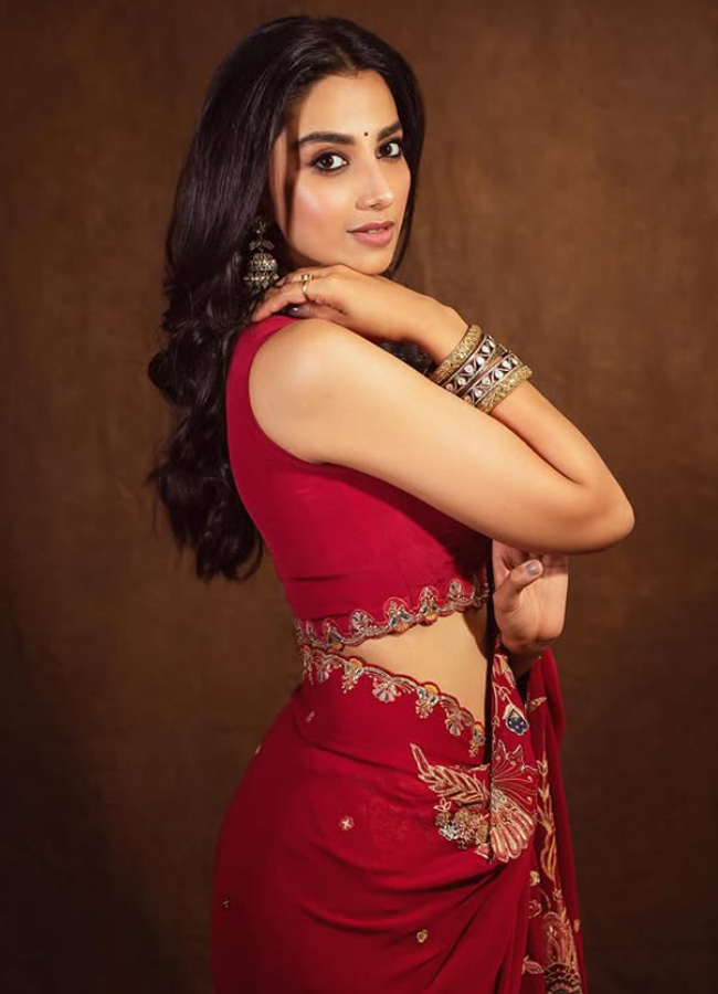 Meenakshi_20Chaudhary_20Boss_20Lady_20Look_20in_20a_20Stylish_20Suit_20photos_20_289_29.jpg 10