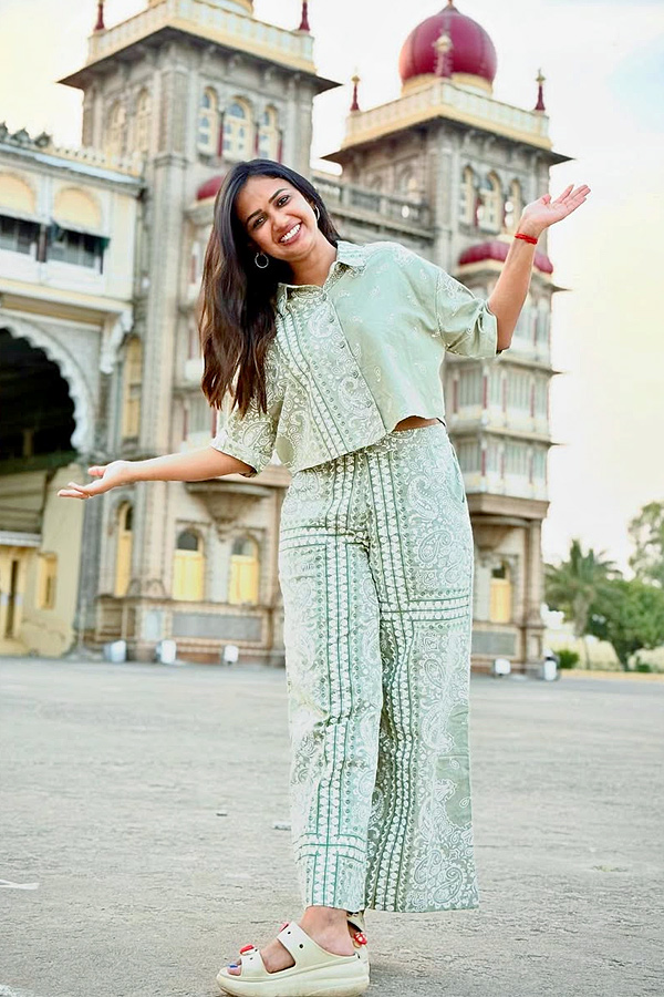 Bigg_20Boss_20contestant_20Ariyana_20Glory_20says_20Best_20Place_20IS_20Mysore_20Palace_20Photos_20_281_29.jpg 2