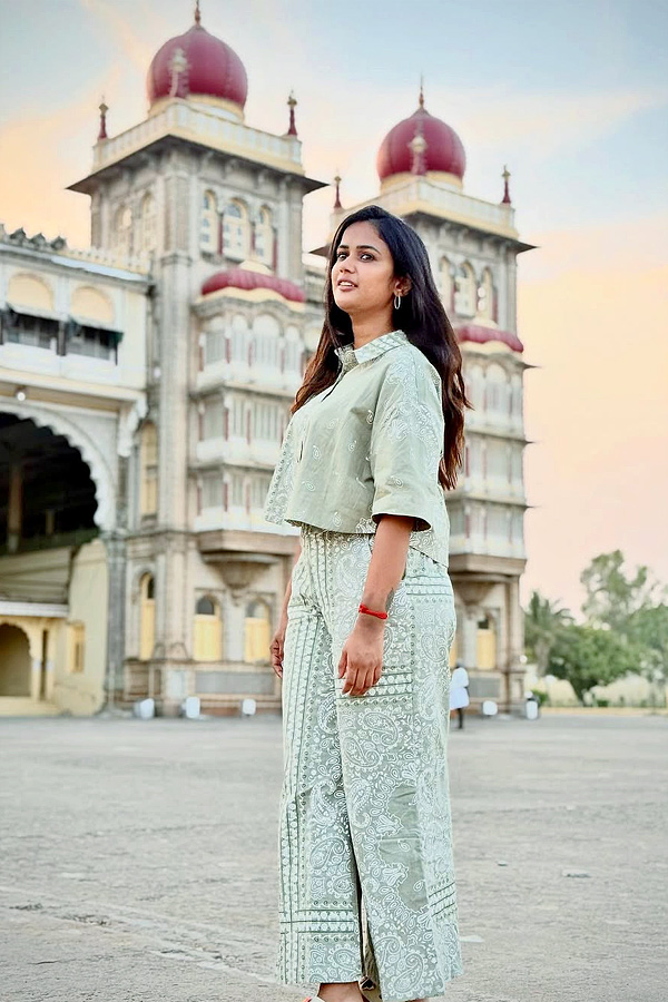 Bigg_20Boss_20contestant_20Ariyana_20Glory_20says_20Best_20Place_20IS_20Mysore_20Palace_20Photos_20_282_29.jpg 3