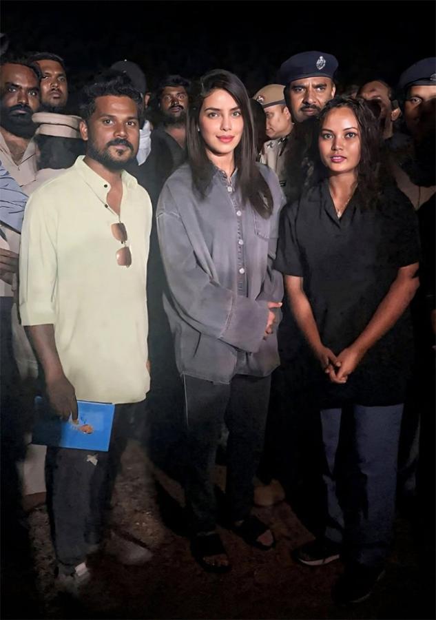 SSMB_2029_20Pics_20_20Priyanka_20Chopra_20Mahesh_20Babu_20and_20SS_20Rajamouli_20click_20pics_13.jpg 13
