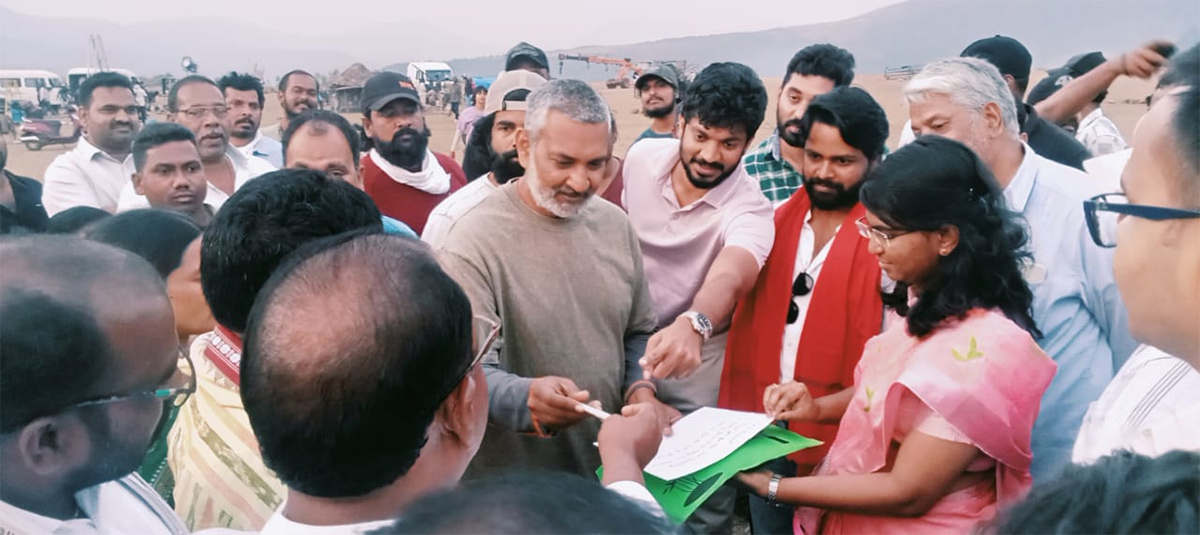 SSMB_2029_20Pics_20_20Priyanka_20Chopra_20Mahesh_20Babu_20and_20SS_20Rajamouli_20click_20pics_7.jpg 7