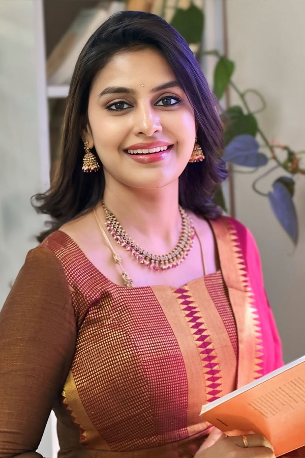 Actress_20Sonia_20Akula_20greets_20the_20artist_20in_20her_20first_20movie_20After_20Bigg_20Boss_20Photos_20_2810_29.jpg 2