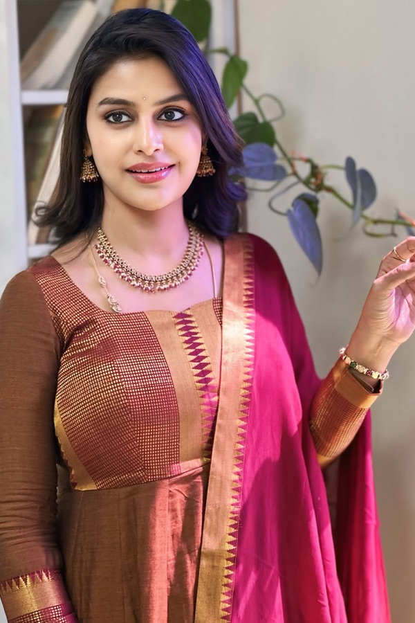 Actress_20Sonia_20Akula_20greets_20the_20artist_20in_20her_20first_20movie_20After_20Bigg_20Boss_20Photos_20_2811_29.jpg 3
