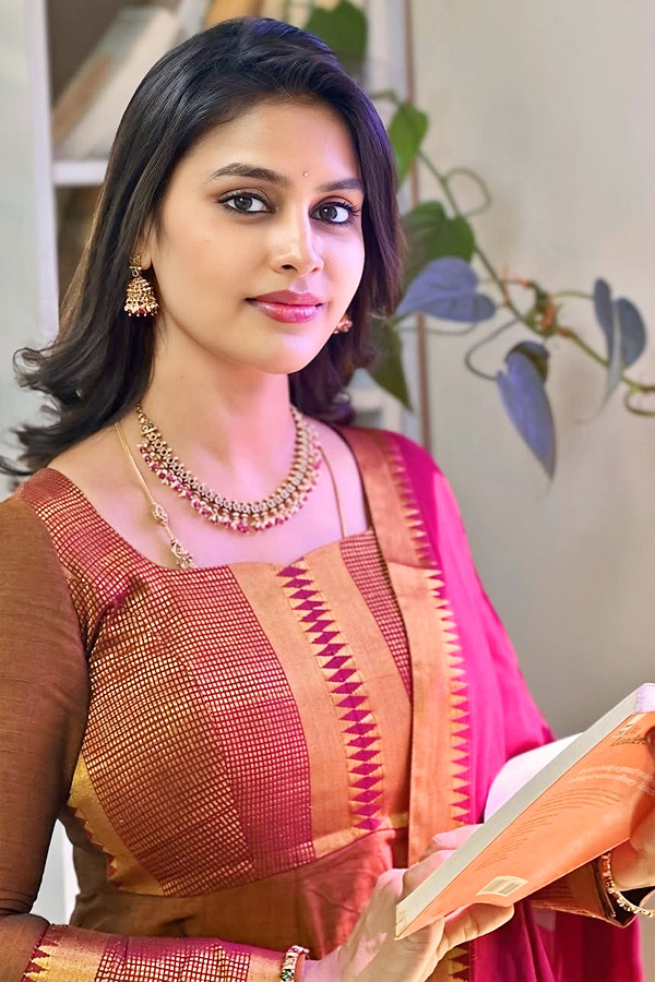 Actress_20Sonia_20Akula_20greets_20the_20artist_20in_20her_20first_20movie_20After_20Bigg_20Boss_20Photos_20_2813_29.jpg 5