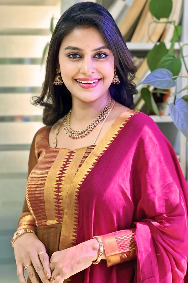 Actress_20Sonia_20Akula_20greets_20the_20artist_20in_20her_20first_20movie_20After_20Bigg_20Boss_20Photos_20_2814_29.jpg 6