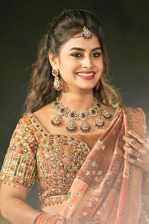 Actress_20Sonia_20Akula_20greets_20the_20artist_20in_20her_20first_20movie_20After_20Bigg_20Boss_20Photos_20_281_29.jpg 7