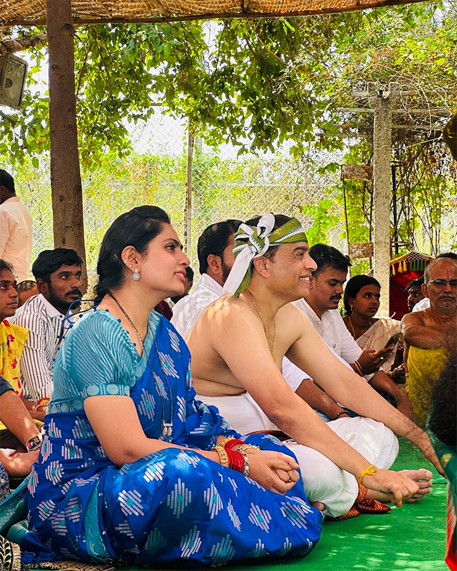 Dil_20Raju_20Visit_20Venkateswara_20Swami_20Brahmotsavalu_20at_20Indur__20_283_29.jpg 3