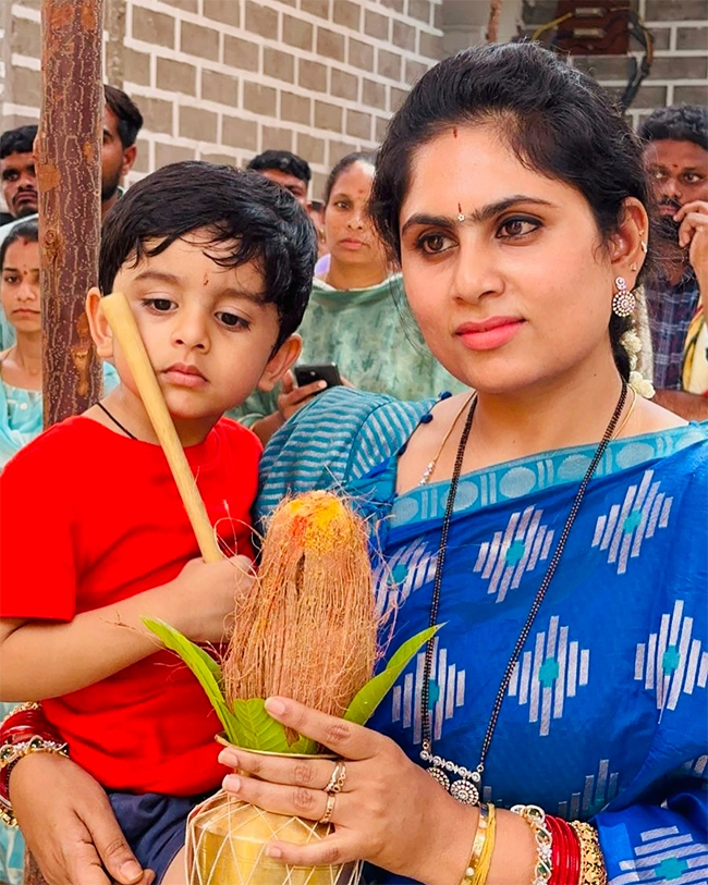 Dil_20Raju_20Visit_20Venkateswara_20Swami_20Brahmotsavalu_20at_20Indur__20_285_29.jpg 5