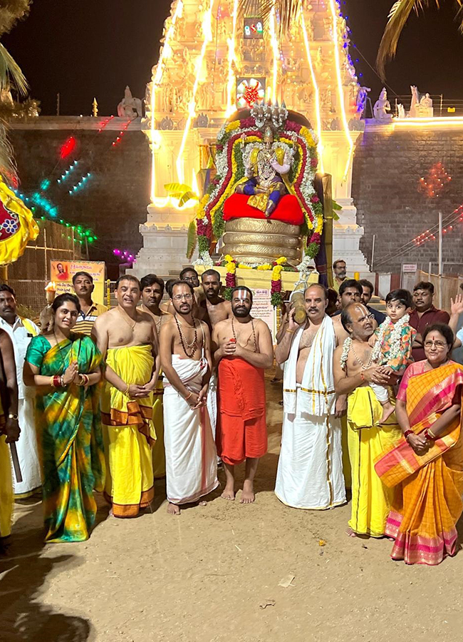 Dil_20Raju_20Visit_20Venkateswara_20Swami_20Brahmotsavalu_20at_20Indur__20_287_29.jpg 7