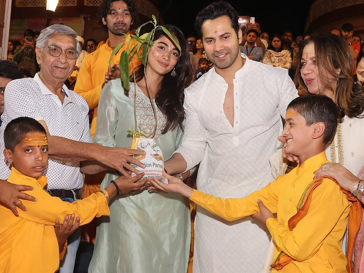 Varun_20Dhawan_2C_20Pooja_20Hegde_20perform_20aarti_20in_20Rishikesh_20Photos_20_285_29.jpg 4