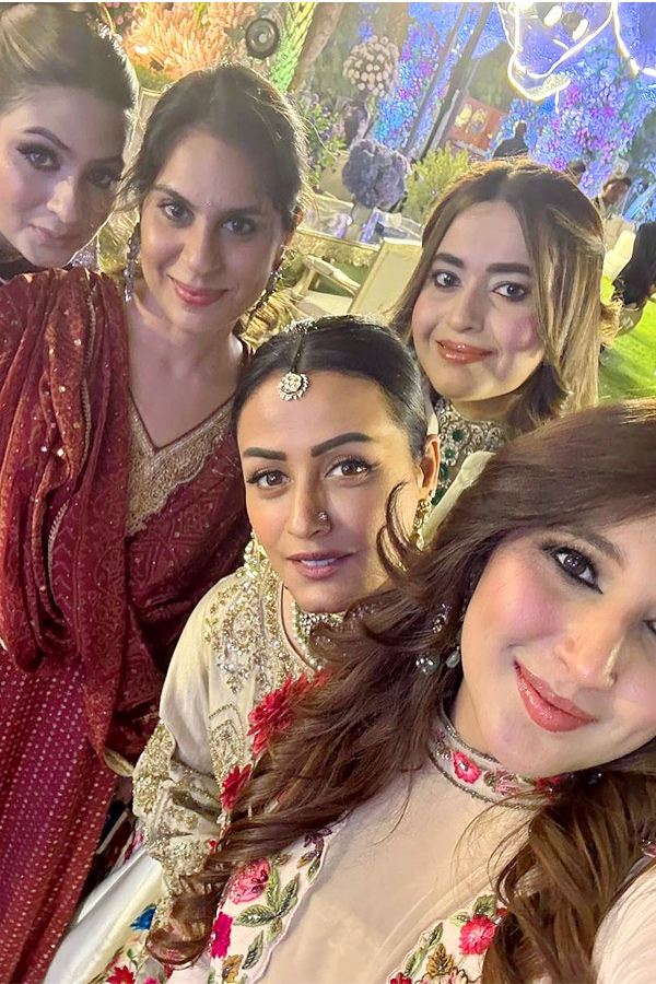 Namrata_20And_20Upasana_20Attended_20Friend_20Iftar_20Party_20Photos_20_281_29.jpg 2