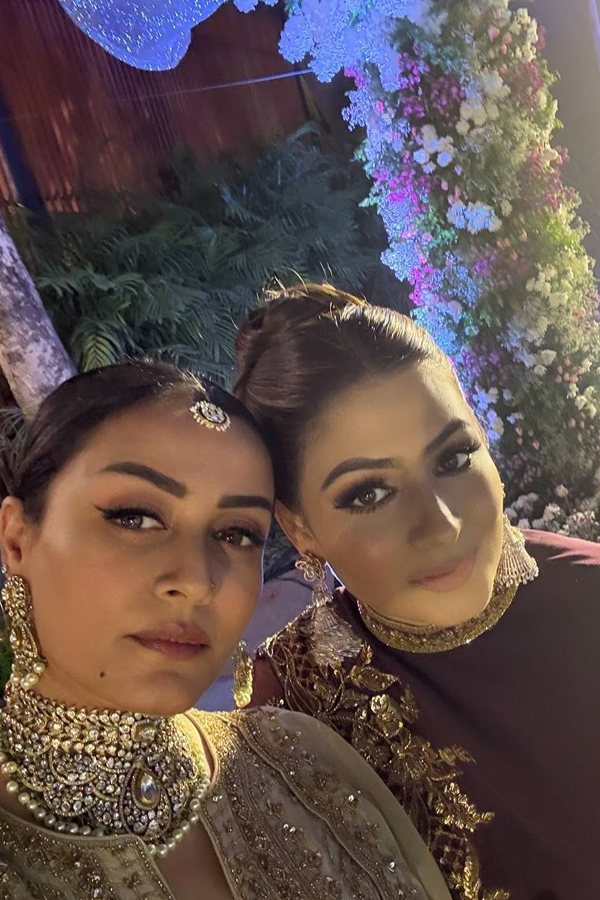 Namrata_20And_20Upasana_20Attended_20Friend_20Iftar_20Party_20Photos_20_284_29.jpg 5