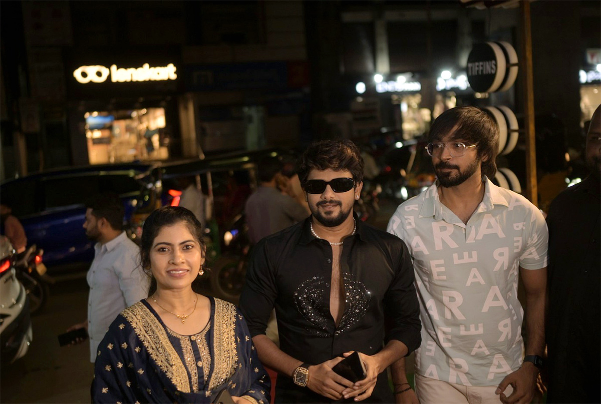 Actor_20VJ_20Sunny_20Grand_20Launch_20of_20Amrutham_20Adda_20hotel_20hyderabad__20_2815_29.jpg 15