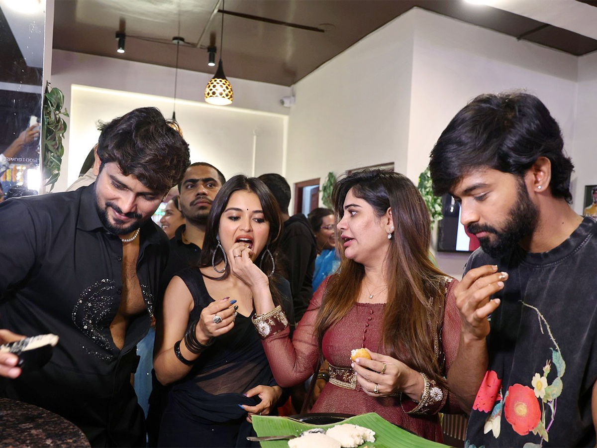 Actor_20VJ_20Sunny_20Grand_20Launch_20of_20Amrutham_20Adda_20hotel_20hyderabad__20_283_29.jpg 3