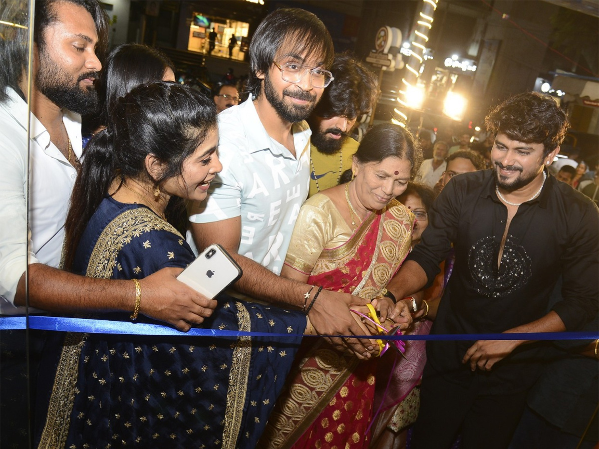 Actor_20VJ_20Sunny_20Grand_20Launch_20of_20Amrutham_20Adda_20hotel_20hyderabad__20_284_29.jpg 4