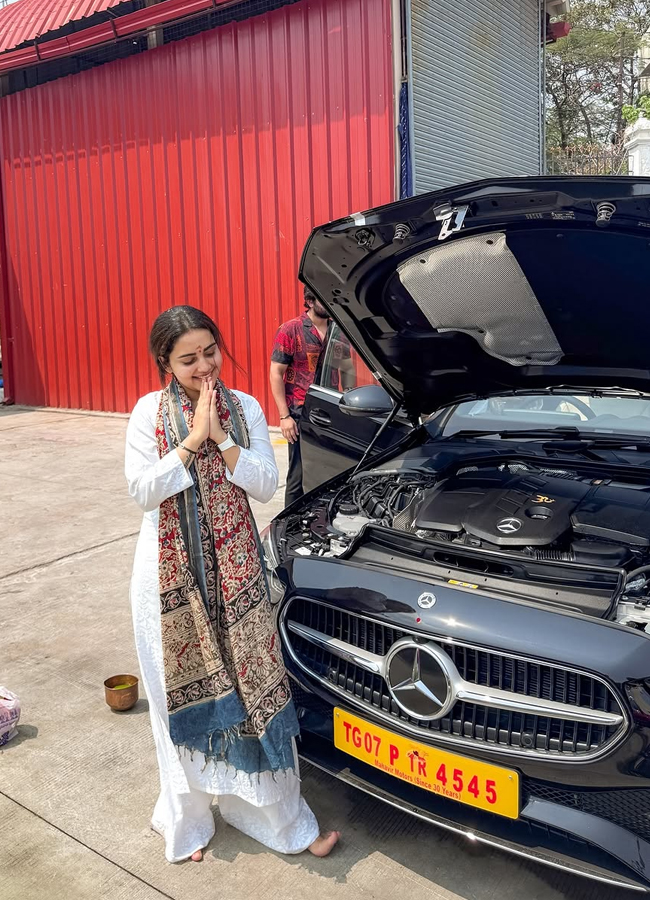 Soniya_20singh_20new_20car1.jpg 2