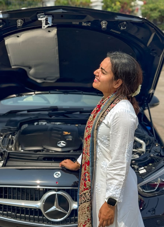 Soniya_20singh_20new_20car10.jpg 11