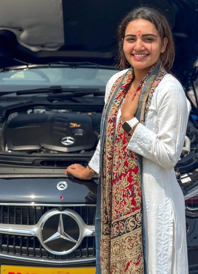 Soniya_20singh_20new_20car13.jpg 14