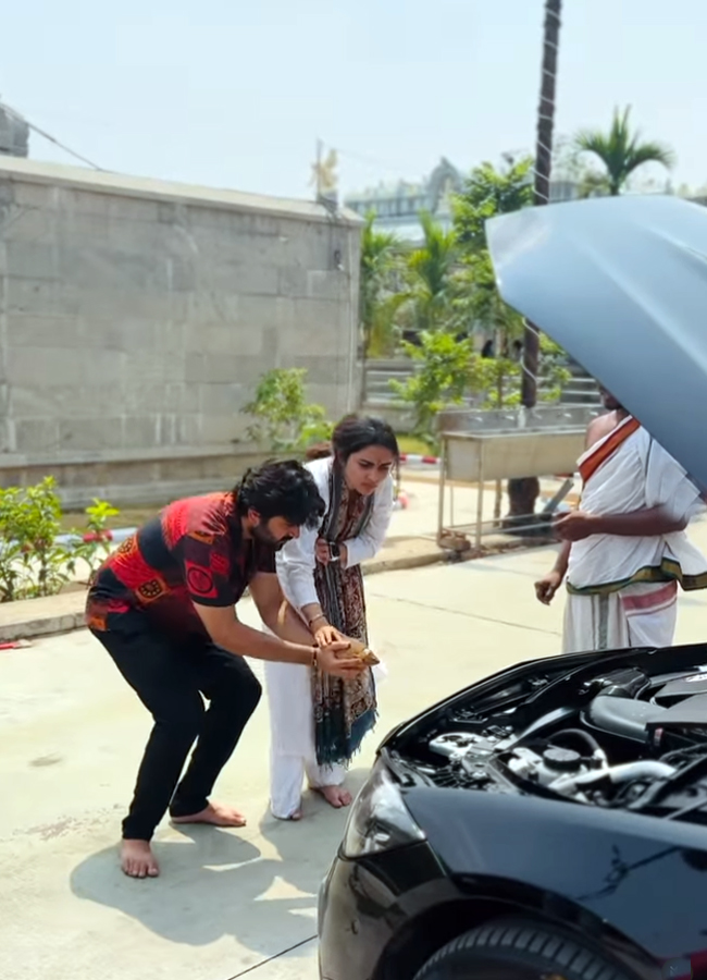 Soniya_20singh_20new_20car14.jpg 15