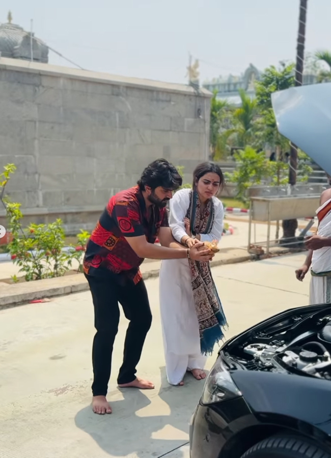 Soniya_20singh_20new_20car15.jpg 16