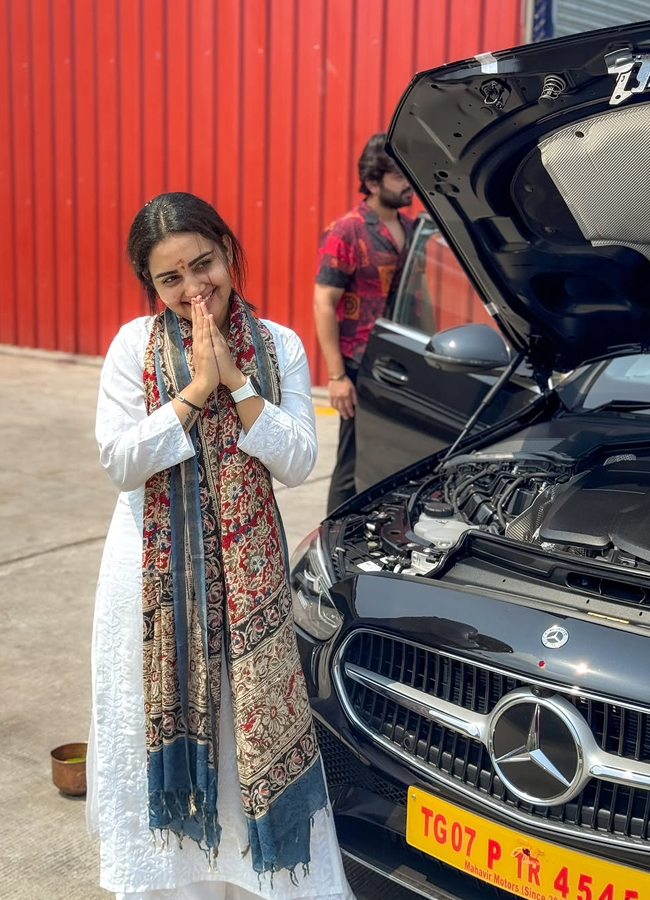 Soniya_20singh_20new_20car2.jpg 3