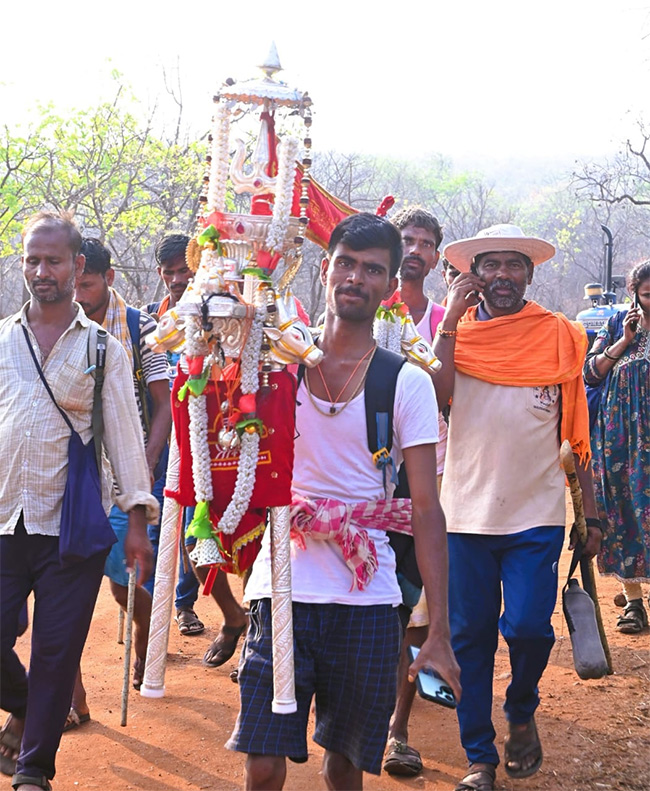 Srisailam_20Thousands_20of_20devotees_20from_20Karnataka_20and_20Maharashtra__20_2813_29.jpg 13