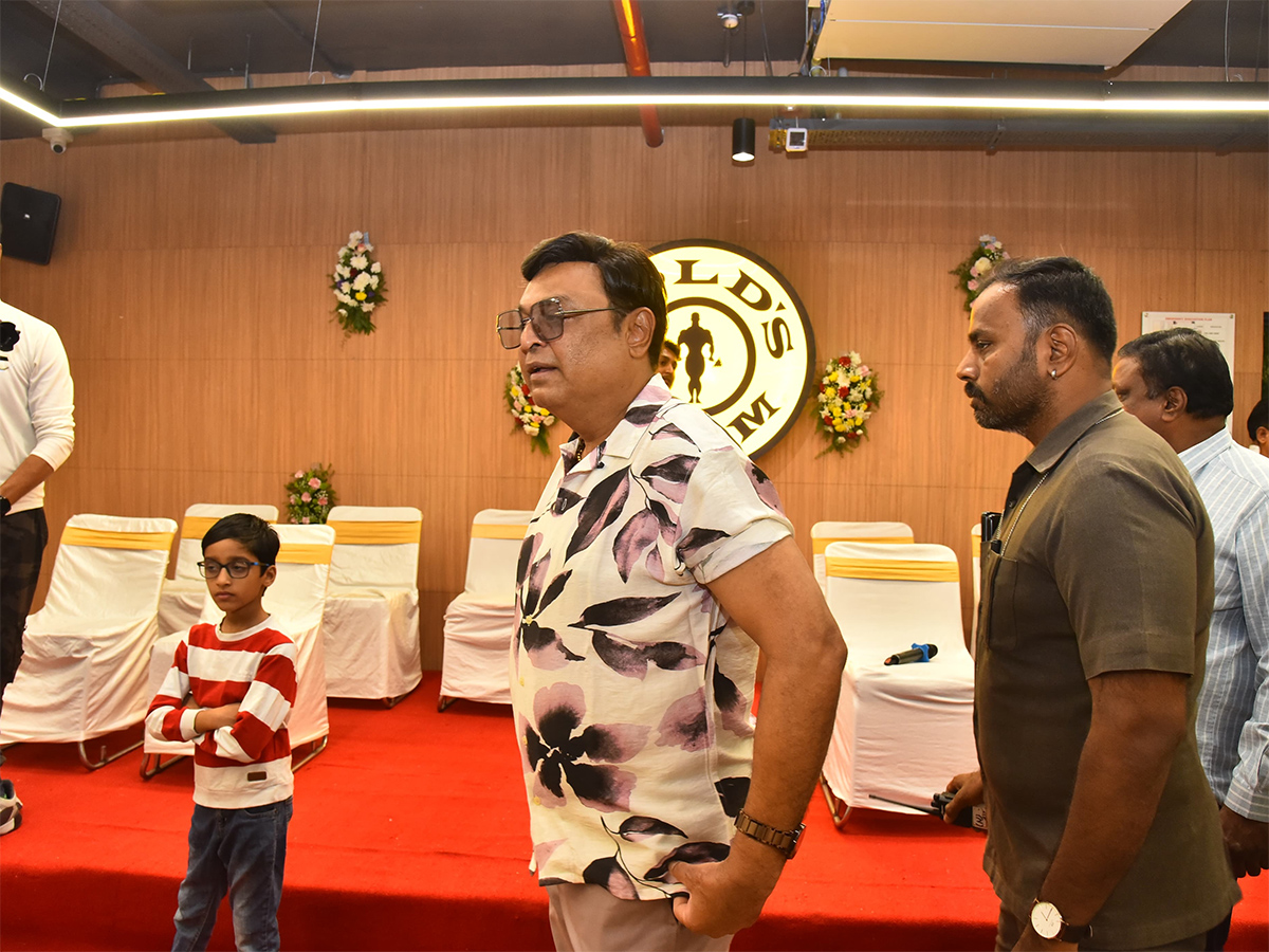 Actor_20Naresh_20Inaugurated_20Gold_26_23039_3Bs_20Gym_20in_20Nanakramguda__20_2814_29.jpg 14