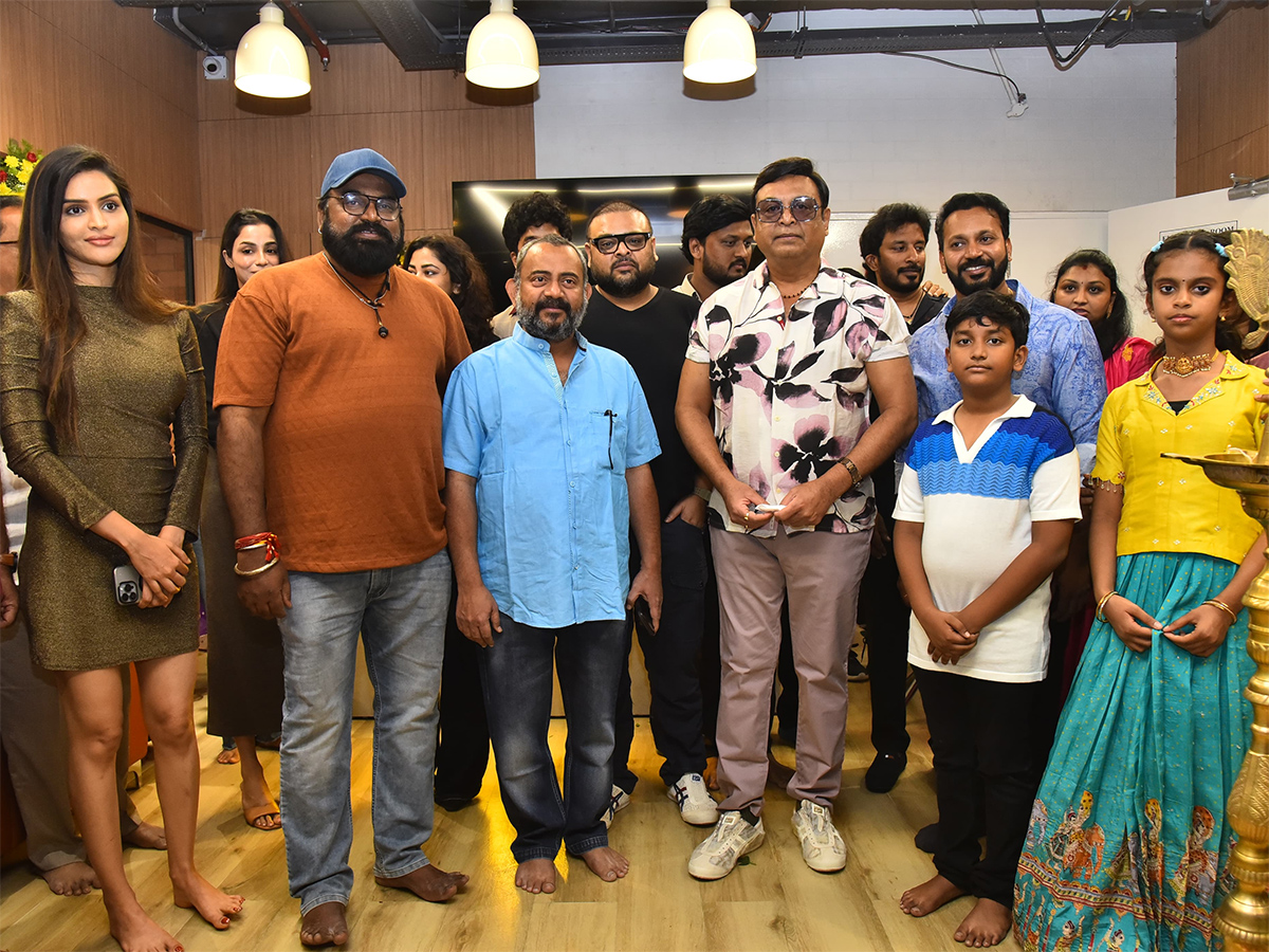 Actor_20Naresh_20Inaugurated_20Gold_26_23039_3Bs_20Gym_20in_20Nanakramguda__20_286_29.jpg 6