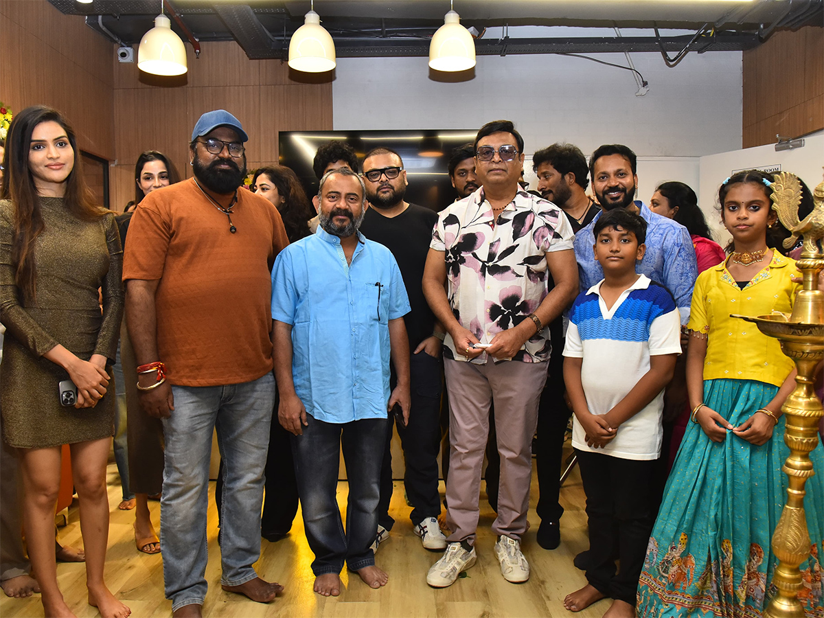 Actor_20Naresh_20Inaugurated_20Gold_26_23039_3Bs_20Gym_20in_20Nanakramguda__20_287_29.jpg 7