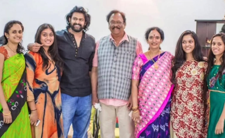 Prabhas_20with_20his_20sisters.._20Check_20out_20this_20unseen_20pictures_20_2815_29.jpg 16