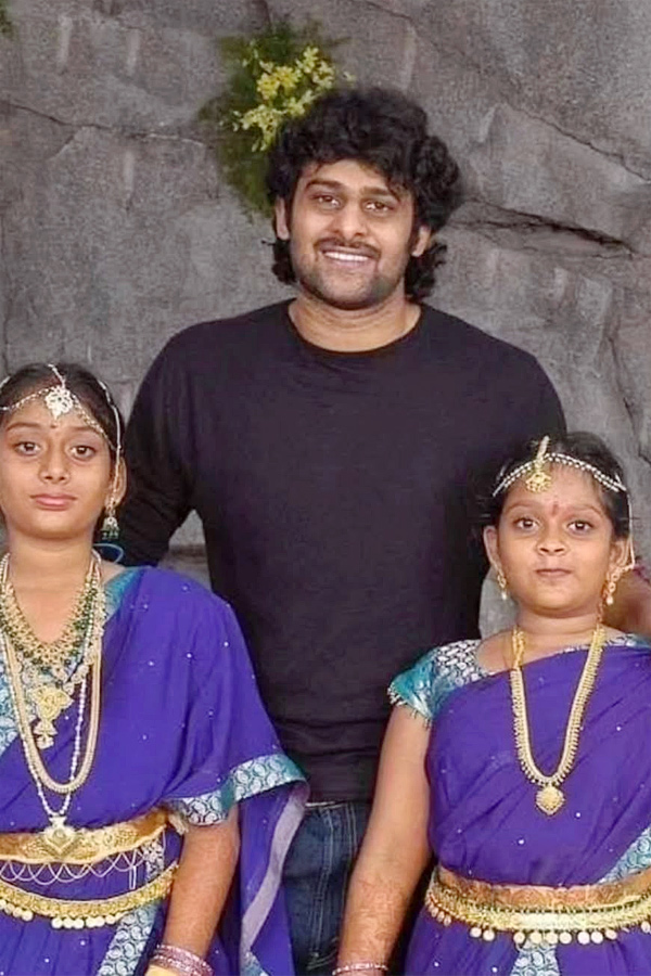 Prabhas_20with_20his_20sisters.._20Check_20out_20this_20unseen_20pictures_20_284_29.jpg 5