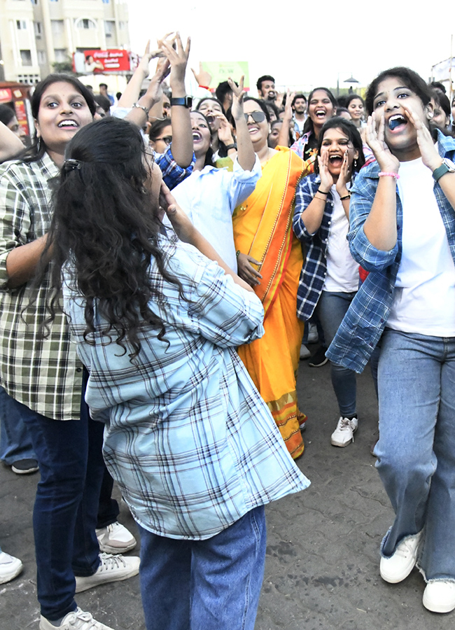 Students_20stage_20flashmob_20on_20Visakhapatnam_20Beach_20Road__20_2811_29.jpg 11