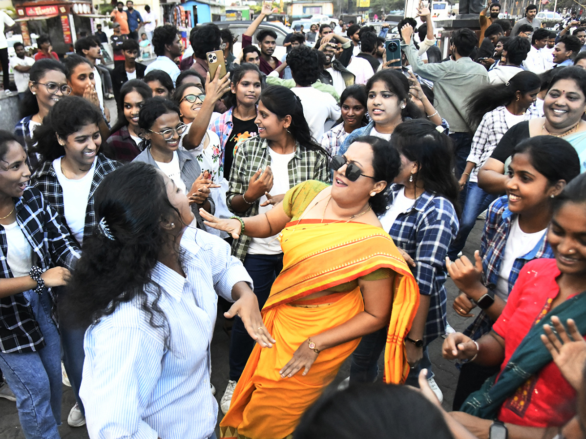 Students_20stage_20flashmob_20on_20Visakhapatnam_20Beach_20Road__20_281_29.jpg 1