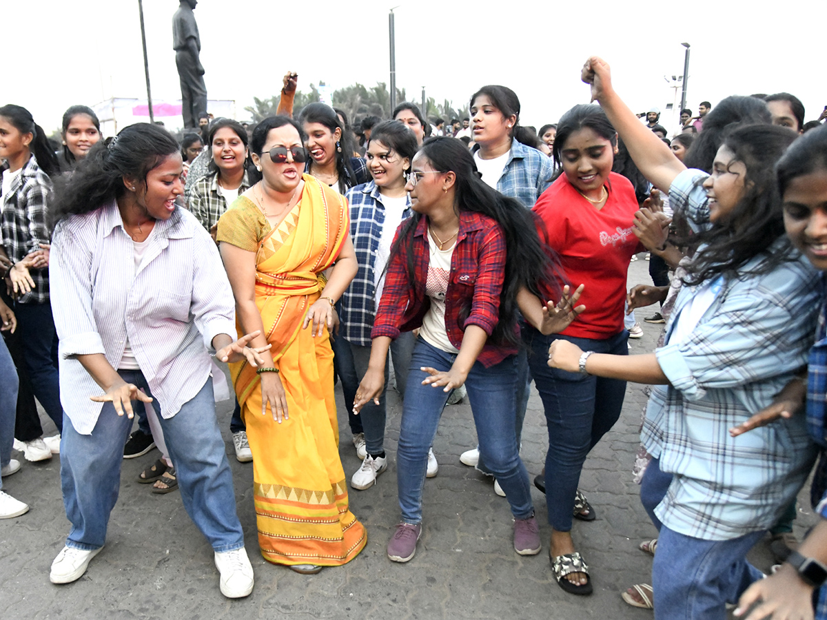 Students_20stage_20flashmob_20on_20Visakhapatnam_20Beach_20Road__20_284_29.jpg 4