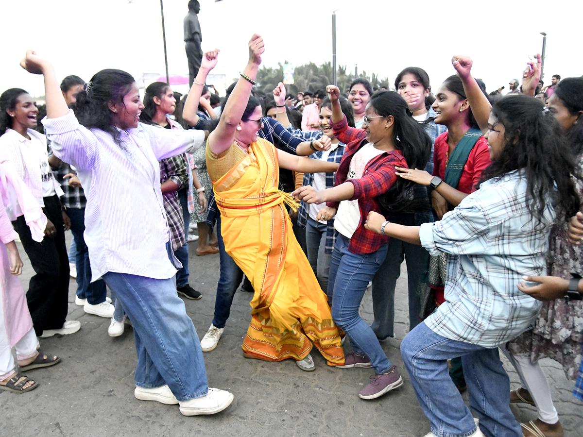 Students_20stage_20flashmob_20on_20Visakhapatnam_20Beach_20Road__20_285_29.jpg 5