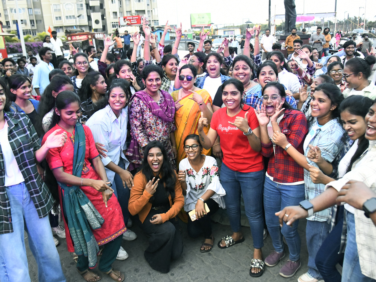 Students_20stage_20flashmob_20on_20Visakhapatnam_20Beach_20Road__20_287_29.jpg 7