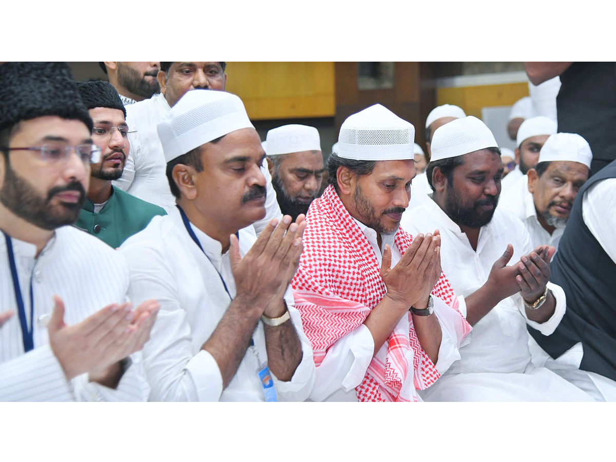 YS_20Jagan_20Special_20Prayers_20At_20IFTAR_20Dinner_20Photos_20_2829_29.jpg 19