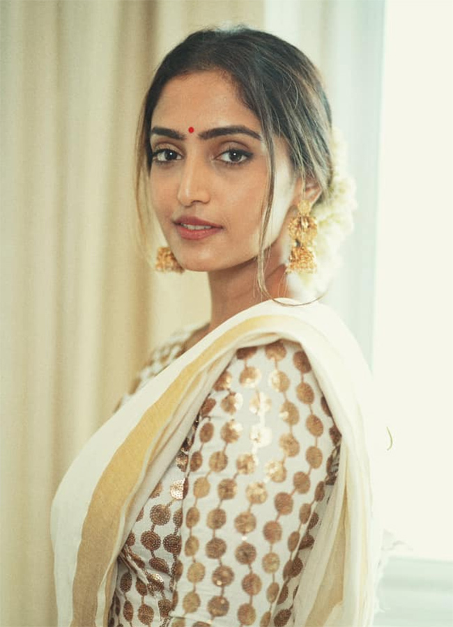 Heroine_20Reba_20Monica_20John_20item_20song_20in_20mad_20square_20movie__20_2812_29.jpg 12