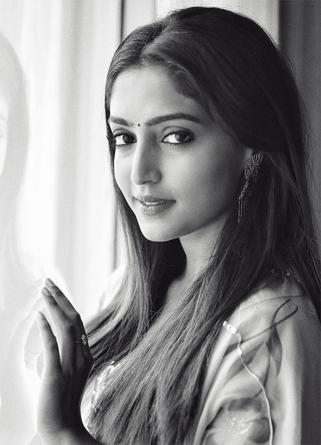 Heroine_20Reba_20Monica_20John_20item_20song_20in_20mad_20square_20movie__20_2815_29.jpg 15